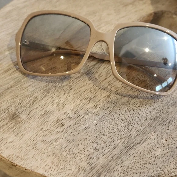 Designer Burberry Sunglasses with Case - Picture 4 of 7